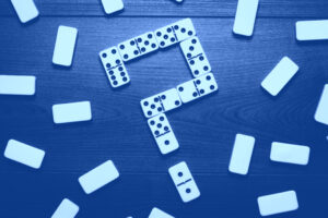 Urheber: garloon | 123RF Lizenzfreie Bilder #58116601 | http://de.123rf.com/profile_garloon | Fragezeichen | domino pieces forming question mark over wooden table