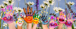 Bemalter Kinderhände vor Blumen
