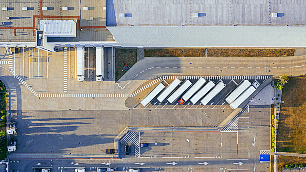 1-production-4408573 Luftbild: Firmengelände von oben mit Hallle, LKW und Parkplatz