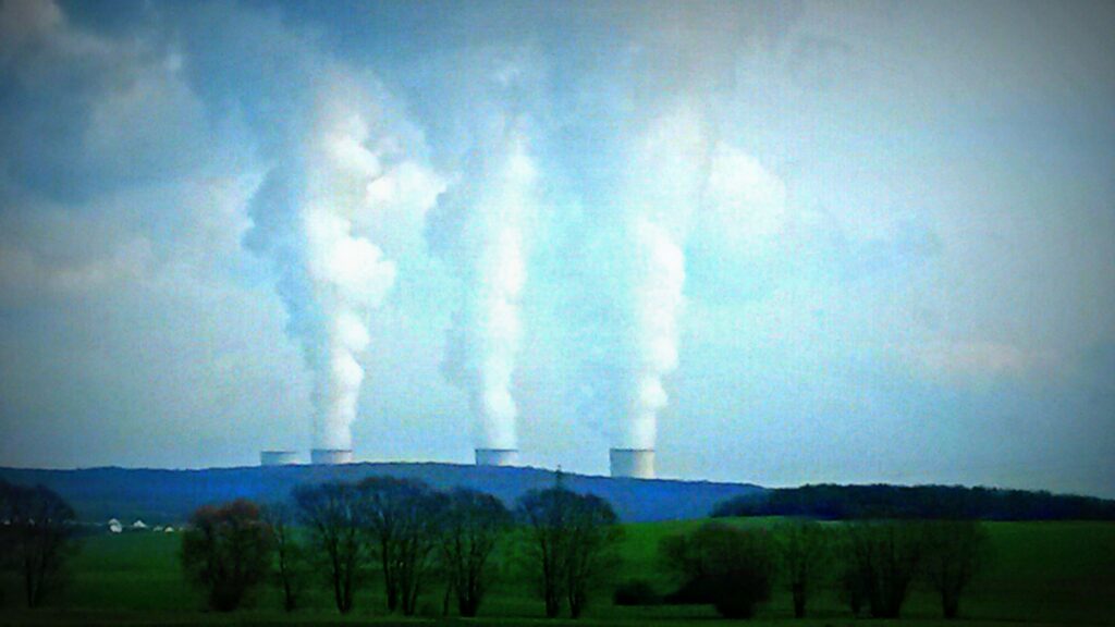 Dampf aus Kraftwerks-Schornsteinen des Kernkraftwerks Cattenom, das drittgrößte Frankreichs