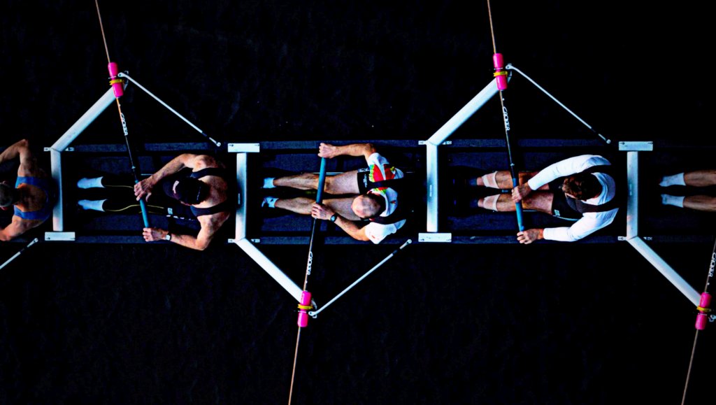 Ruderer im Wettkampf-Ruderboot von oben fotografiert